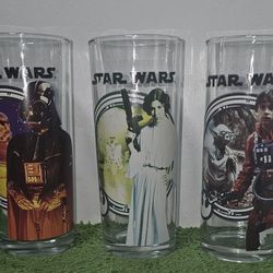 STAR WARS Collectible Glass Set of 3, 2013 Classic Cup Vader Skywalker Leia
Pre-owned 
Great condition 
Transport yourself to a galaxy far, far away w
