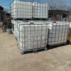 Commercial 275 GALLON PLASTIC STORAGE CONTAINERS 