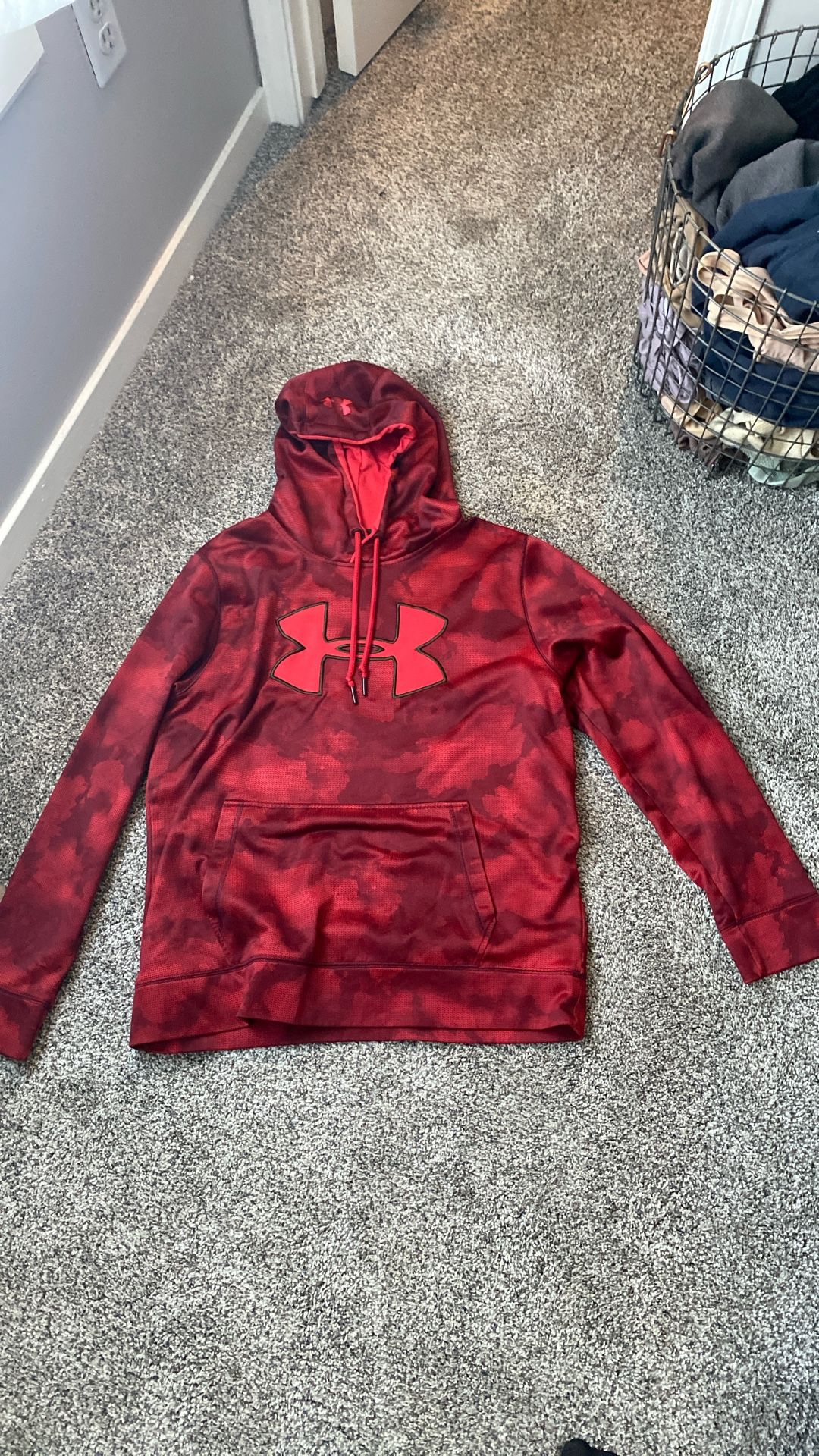 Men’s Size Large Under Armour Hoodie