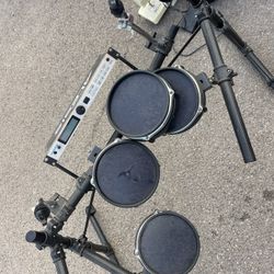 Alesis DM5 Pro electric drum set please view the pictures does work and functions found in storage unit price to sell