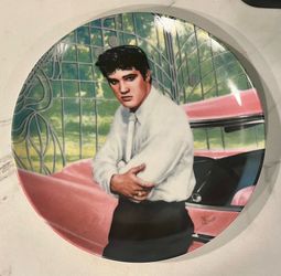 1988 Delphi "Elvis Presley At The Gates Of Graceland" limited edition porcelain collector plate