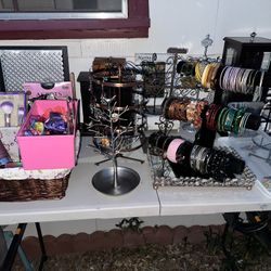 Jewelry Stands  Hablo Español 