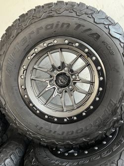 Vendo set de rines nuevos 17x9 de ancho de 6-139.7 lugs con llantas 285/70/R17 Bfgoodrich por $930