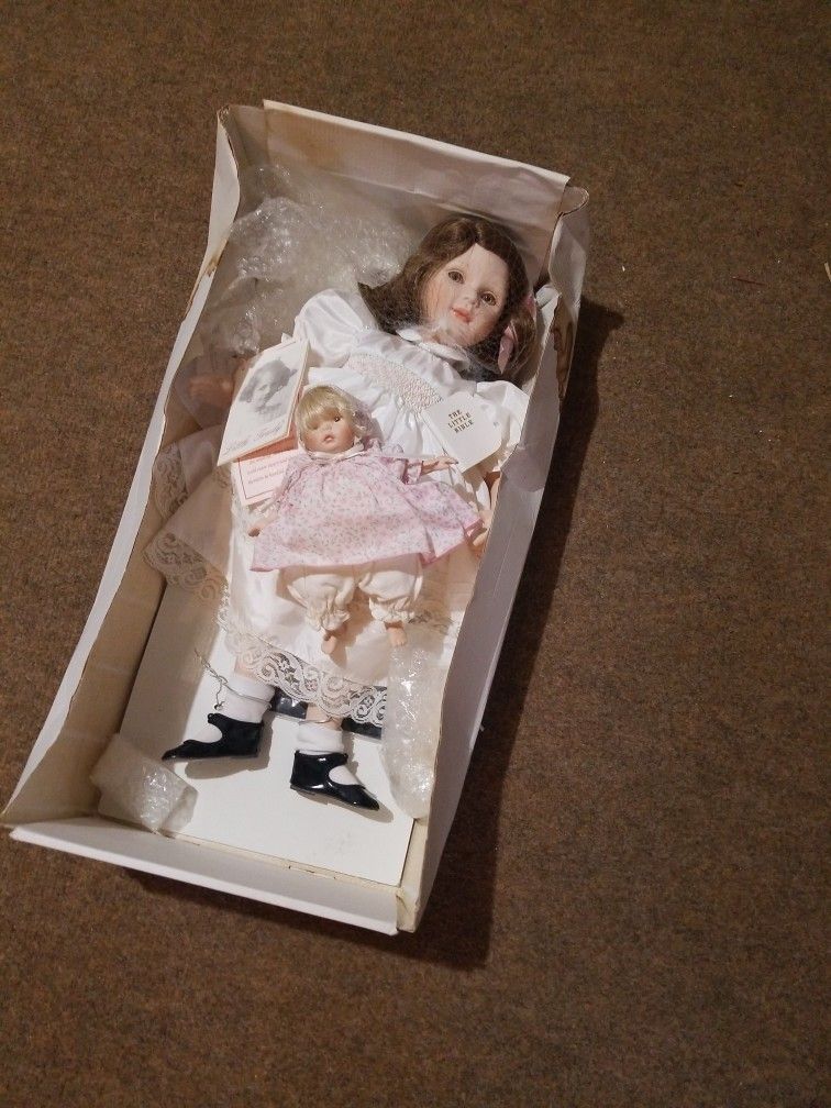  BEAUTIFULDOLLS  2 R  PORCELAIN  2 R TO PLAY WITH BUT ALSO COLLETIBLE DOLLS MAKE Offer Mbv