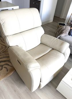 Like-New La-Z-Boy Leather Recliner (Cream/Ivory)