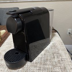 Nespresso Essenza Mini (De’Longhi version – D30)