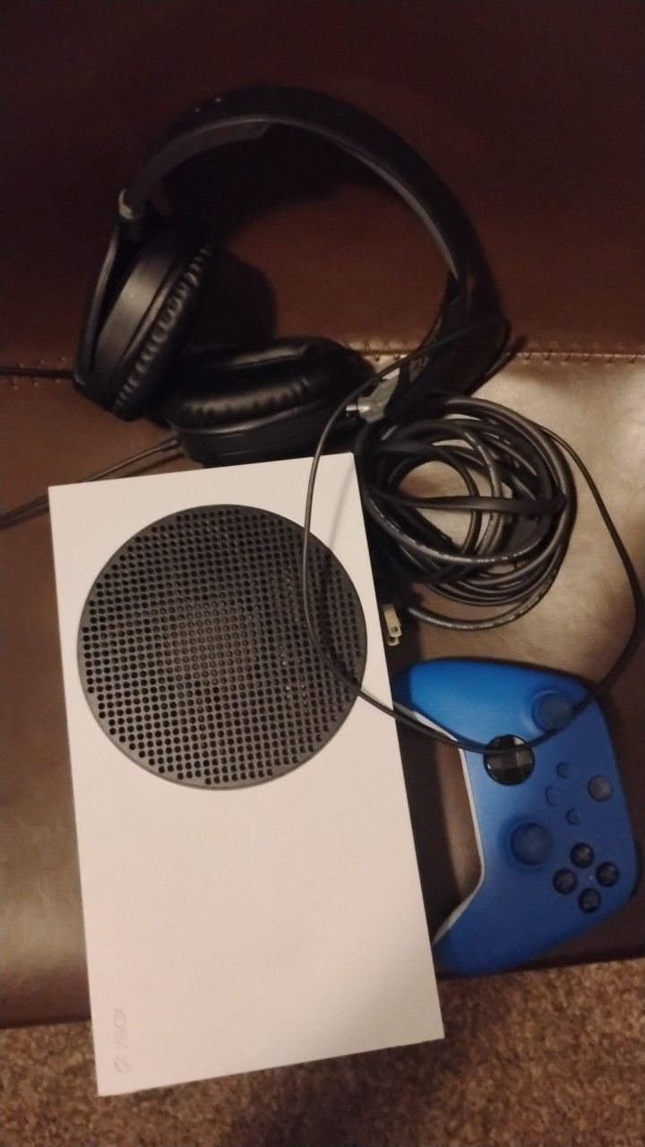 Xbox Series S With Cords, Remote, And Turtle Beach Mic