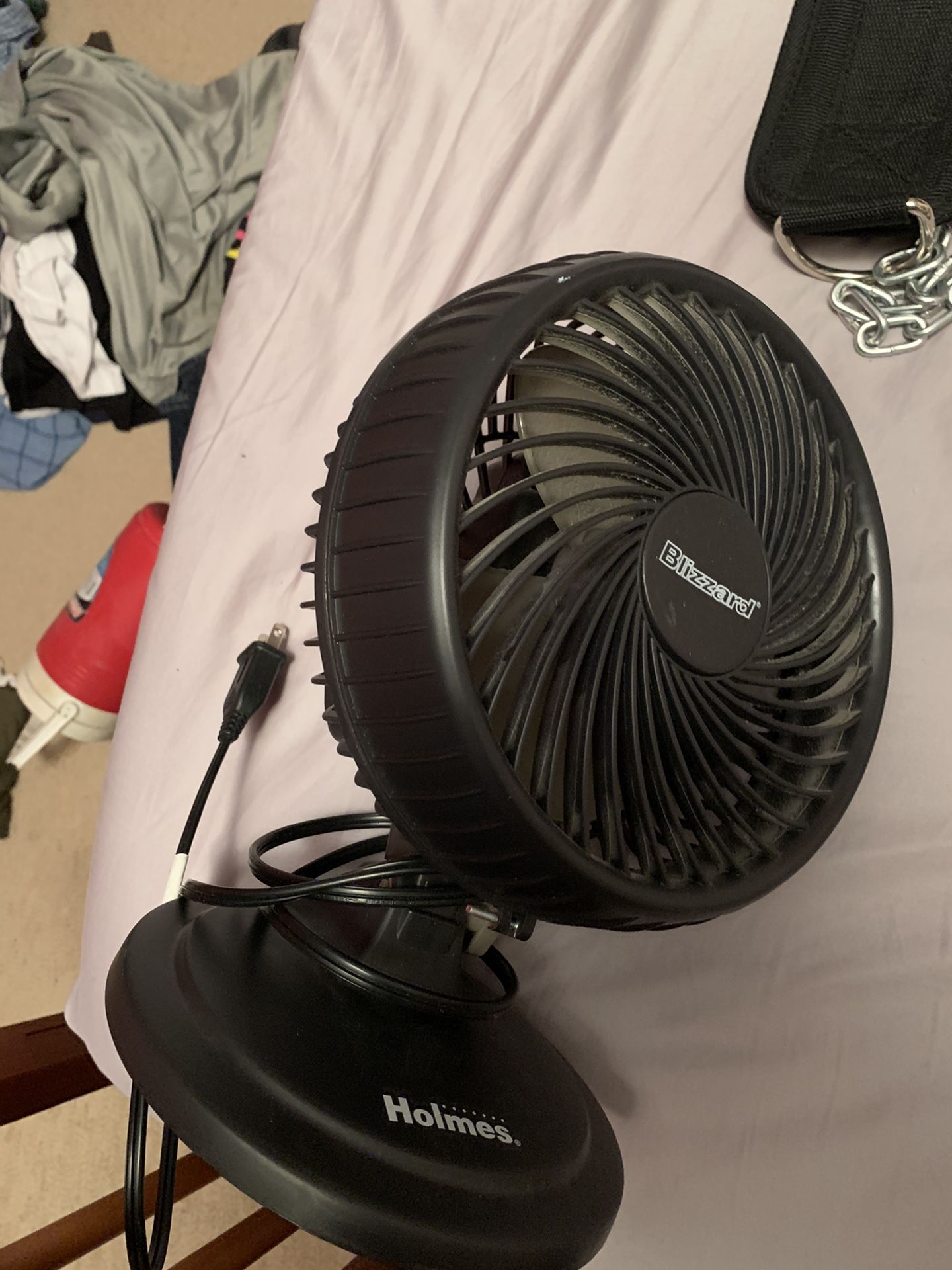 Oscillating desk fan