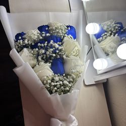 12 White And Blue Rose Flat Bouquet 