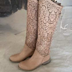 BEAUTIFUL ALL LEATHER BOOTS