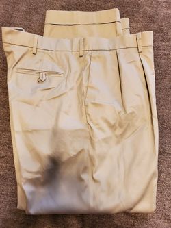 Dockers Mens Khaki 42x 32 classic fit iron free pants