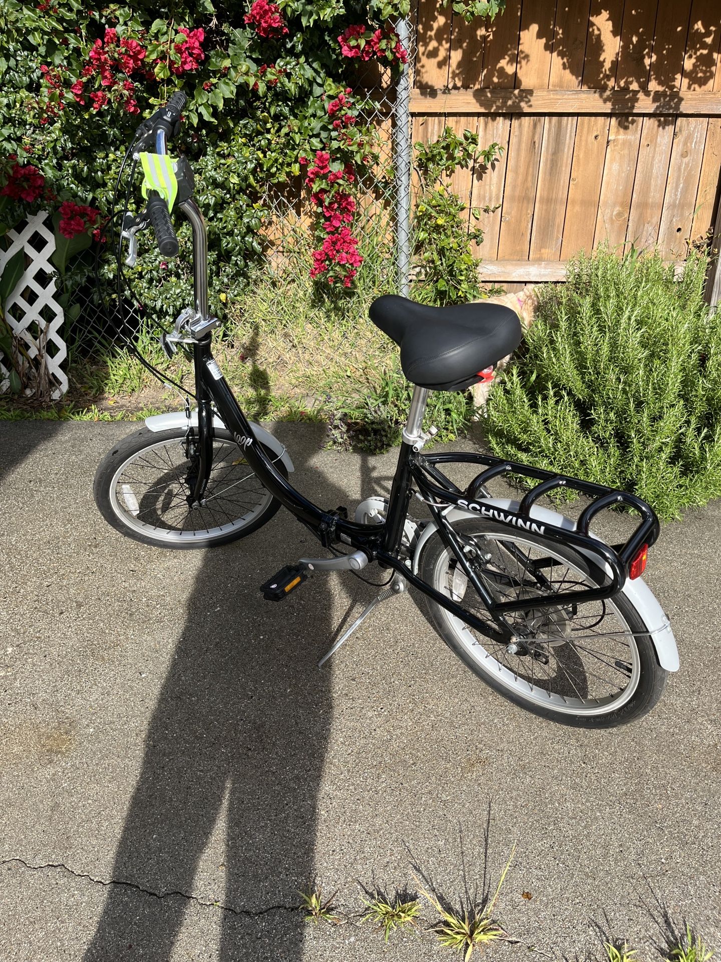 Schwinn Loop Folding Bike , 20-inch Wheels, 7-Speed Drivetrain, Rear Cargo Rack, Carrying Bag Included for Storage