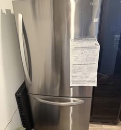 LG Stainless Steel Refrigerator – Bottom Freezer $900