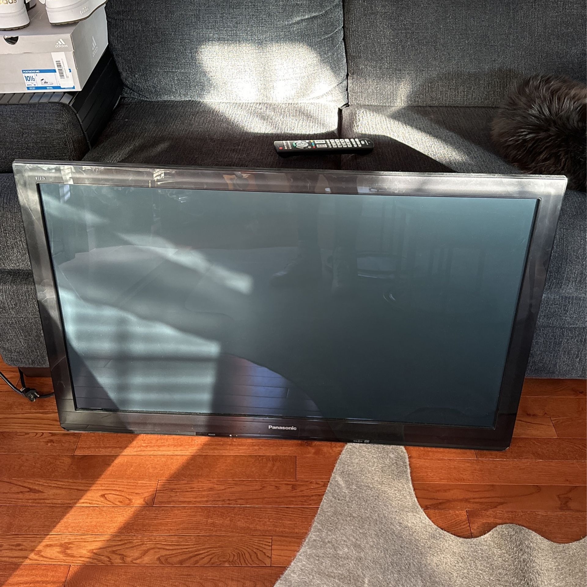 Panasonic 3D 42 in TV Flat Screen With Remote And Wall Mount 