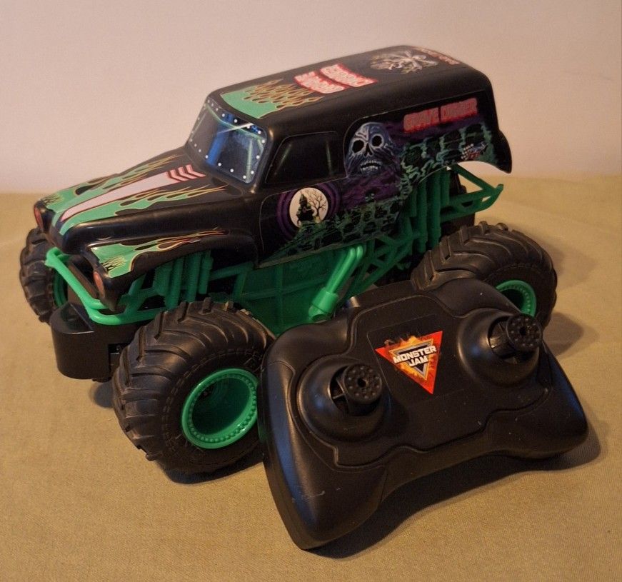 Monster Jam, Official Grave Digger Remote Control Monster Truck, 1: 24 Scale, 2.4 Ghz-Works Great!