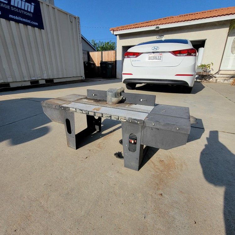 Mastergrip router table,
Working condition,
Come try before you buy!
(PRICE IS NEGOTIABLE)