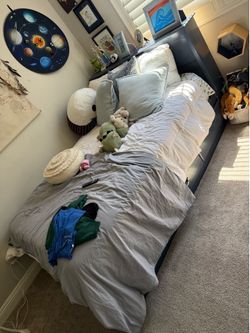 Kids bed (twin)