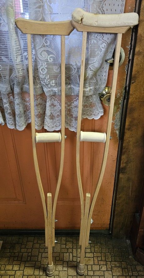 Great condition adjustable wooden crutches. 
