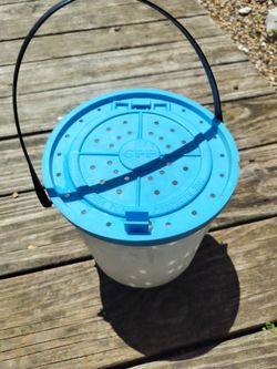 Live bait fishing bucket