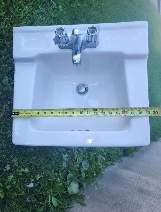 Wall mounted sink