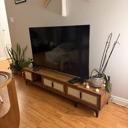 FREE TV STAND NEEDS TO GO 3/1 or 3/2
