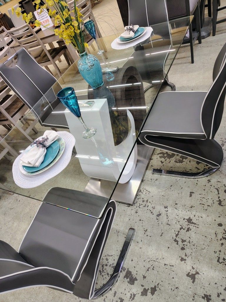 5 Piece Dining Room Set!