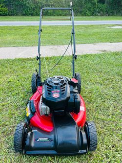 CRASTMAN Self propelled Powerful gas-powered walk-behind lawn mower has a red deck and a black Briggs & Stratton Platinum 7.