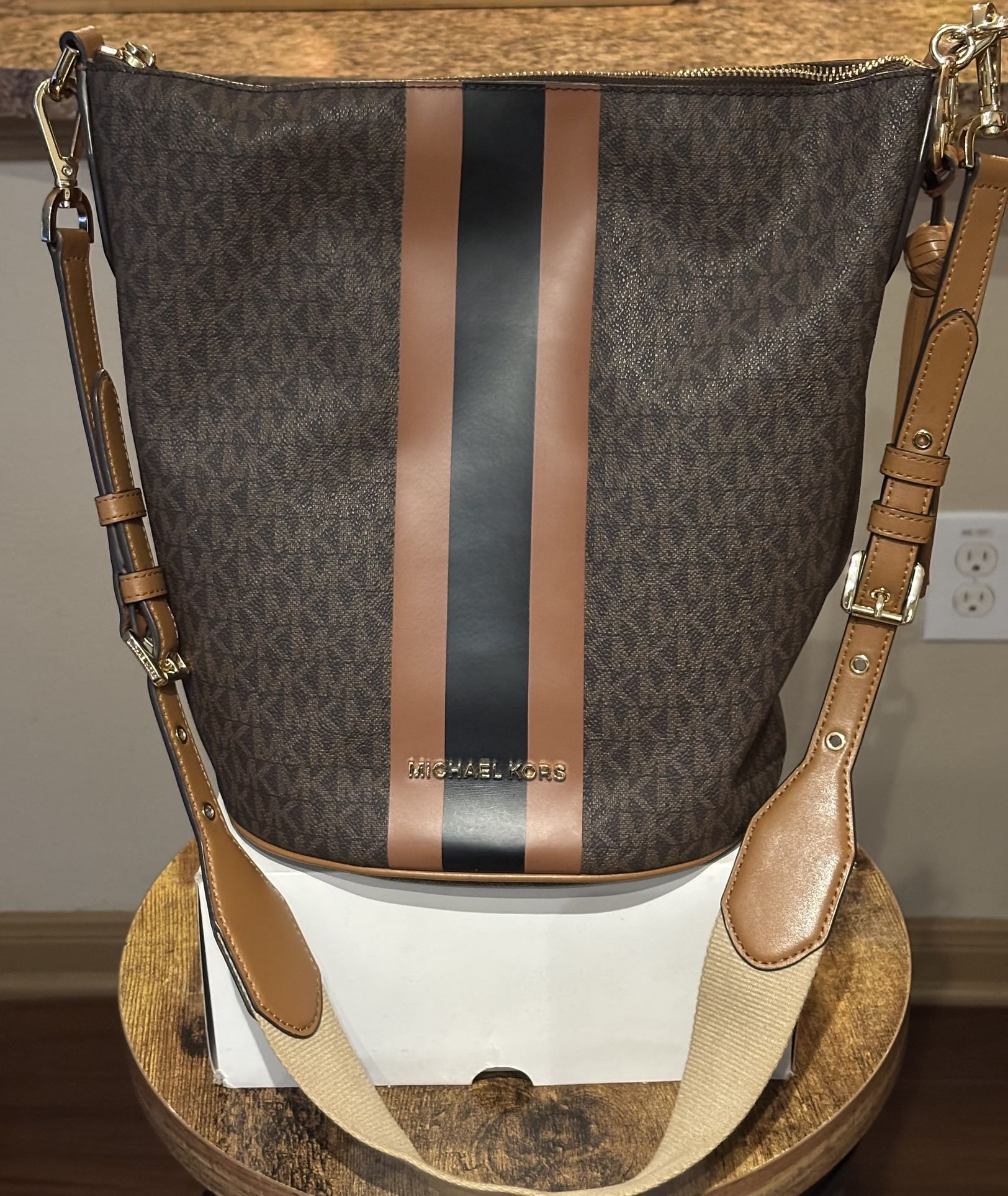 Michael Kors Brown Leather Purse / Exterior & Interior Great Condition