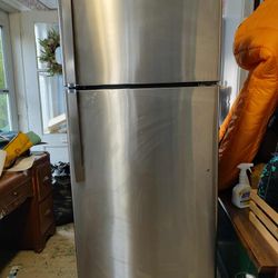 GE 17.5 Cubic Ft Refrigerator