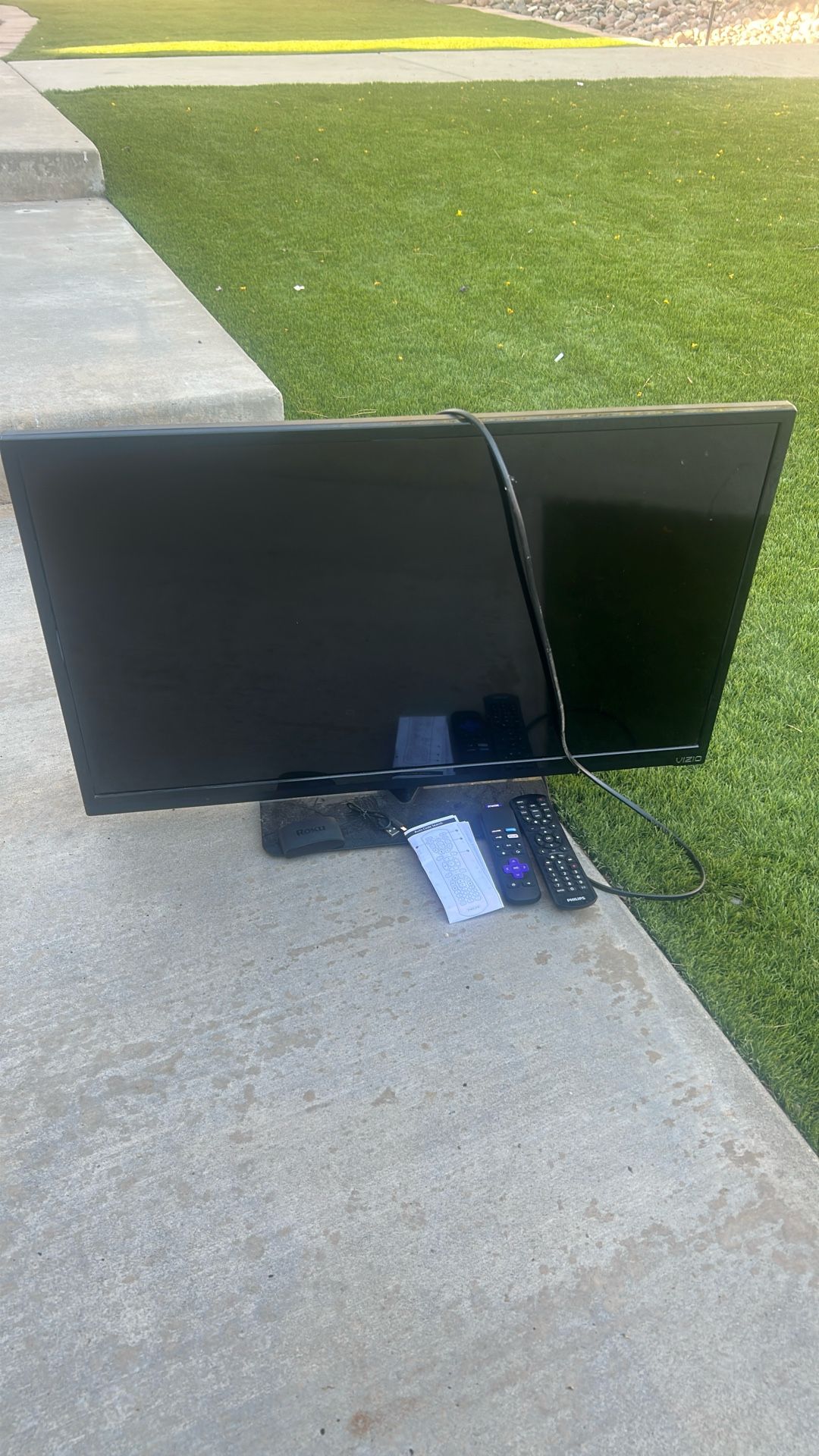 28” Visio Tv With Roku Add On