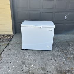 8.7 Cubic Feet Magic Chef Chest Freezer