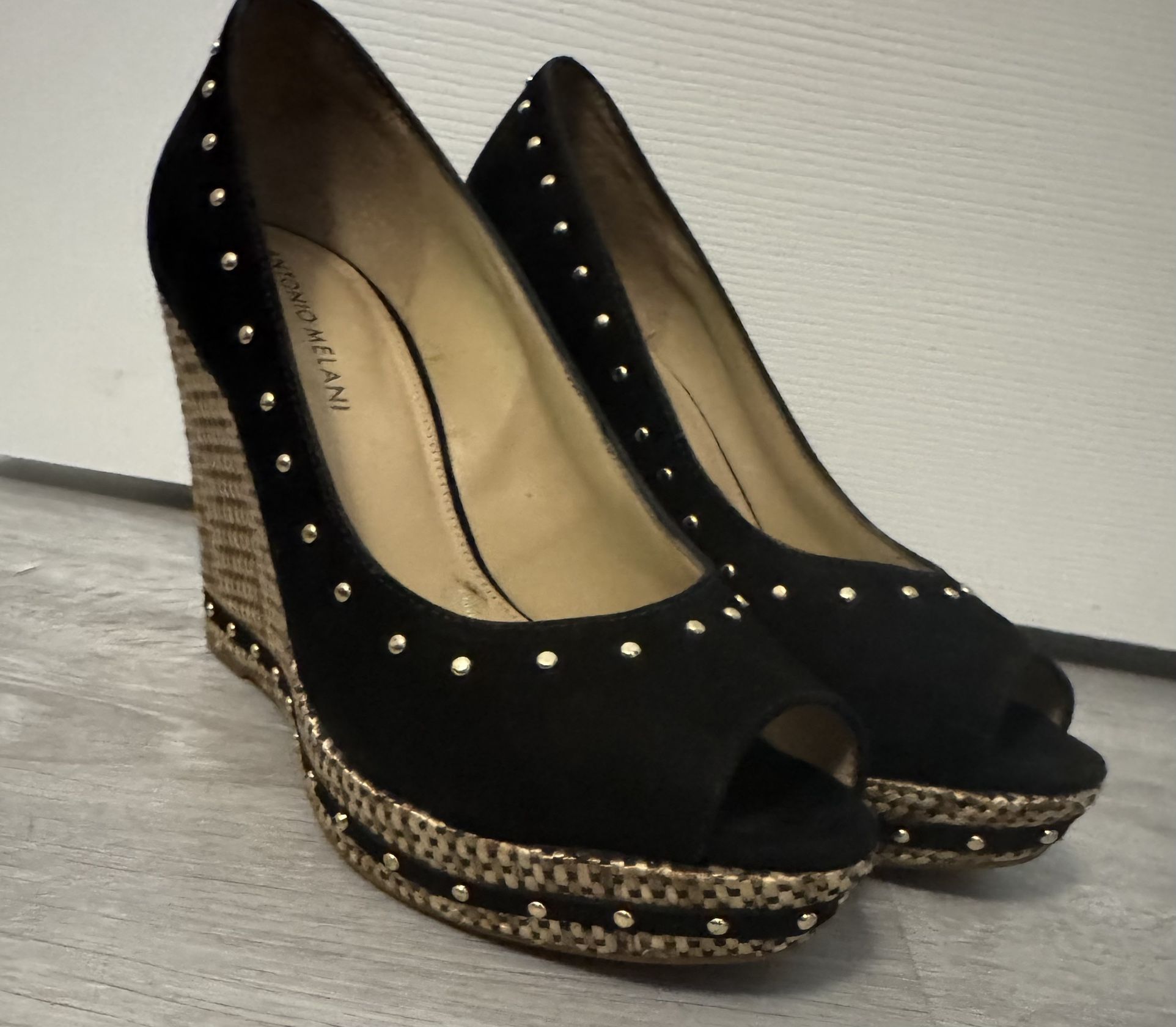 Black suede and gold wedges size 7.5.if they’re posted they’re available. Read description