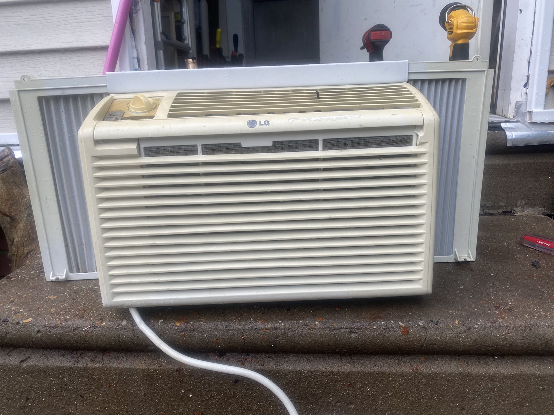 LG 5000 Btu air conditioner works good condition!