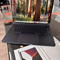 Apple 2024 MacBook Air 13” M3 Chip 16GB Ram  256SSD! 90 day warranty! We offer financing! 