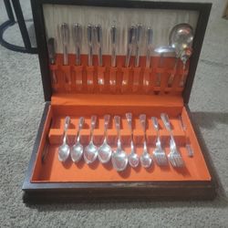 wm rogers al plus 1930s silverware set (Silver plated)