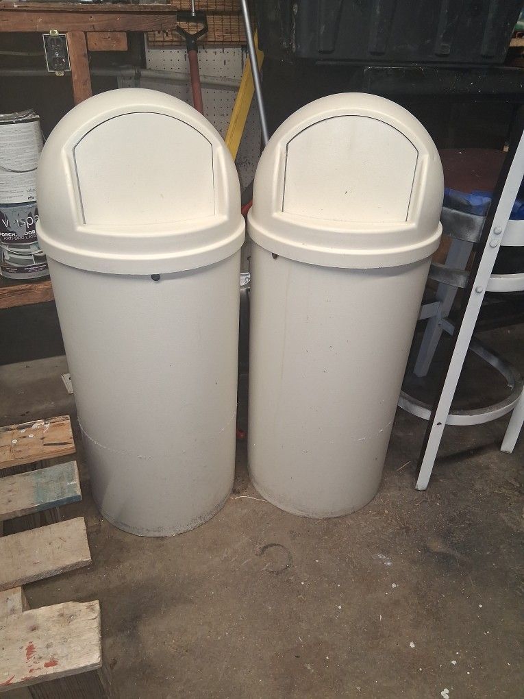 Commercial 25 Gallon  Rubbermaid Trashcan 