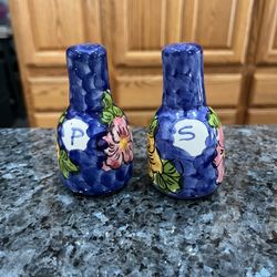 Mexican Pottery Hand Painted Sunflower pair of salt and pepper shakers.  Preowned never used.  