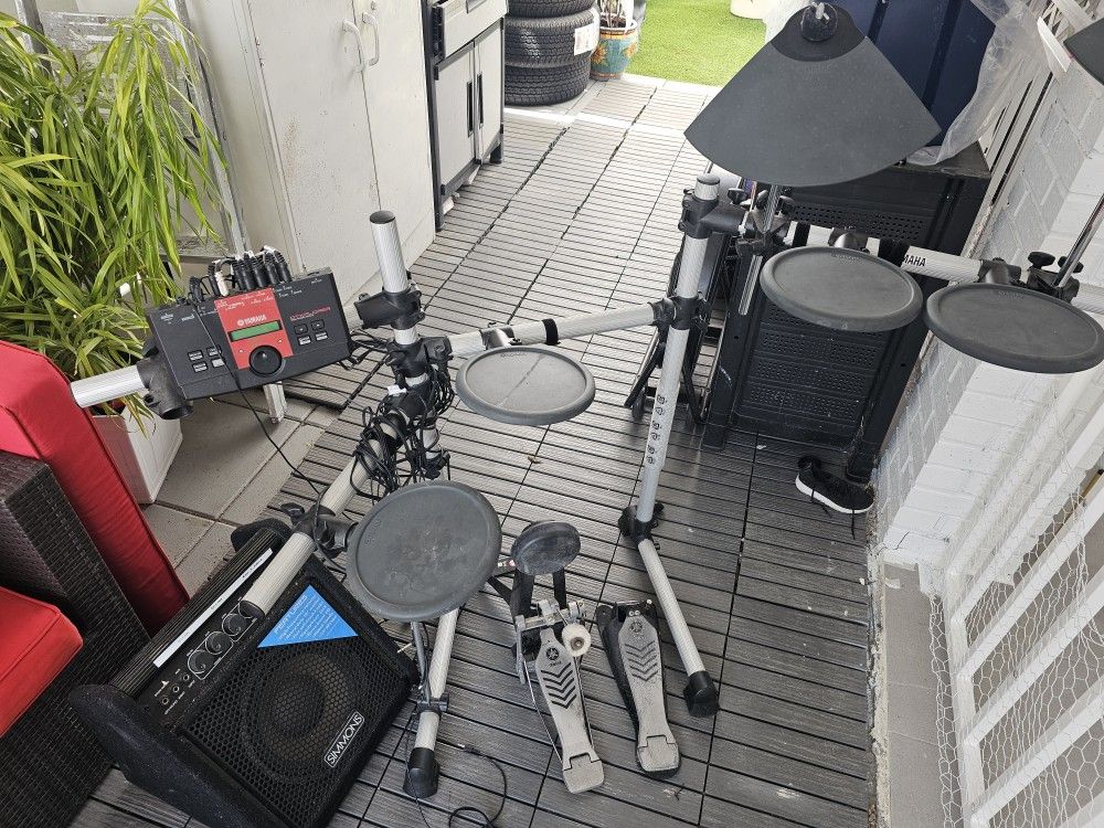 Yamaha Drum Set With Speaker