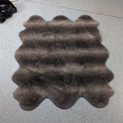 Faux Furr Fluffy Area Rug - Like New 60x70
