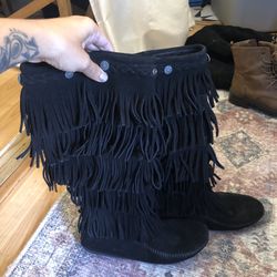 Minnetonka 5 Layer Fringe Boots