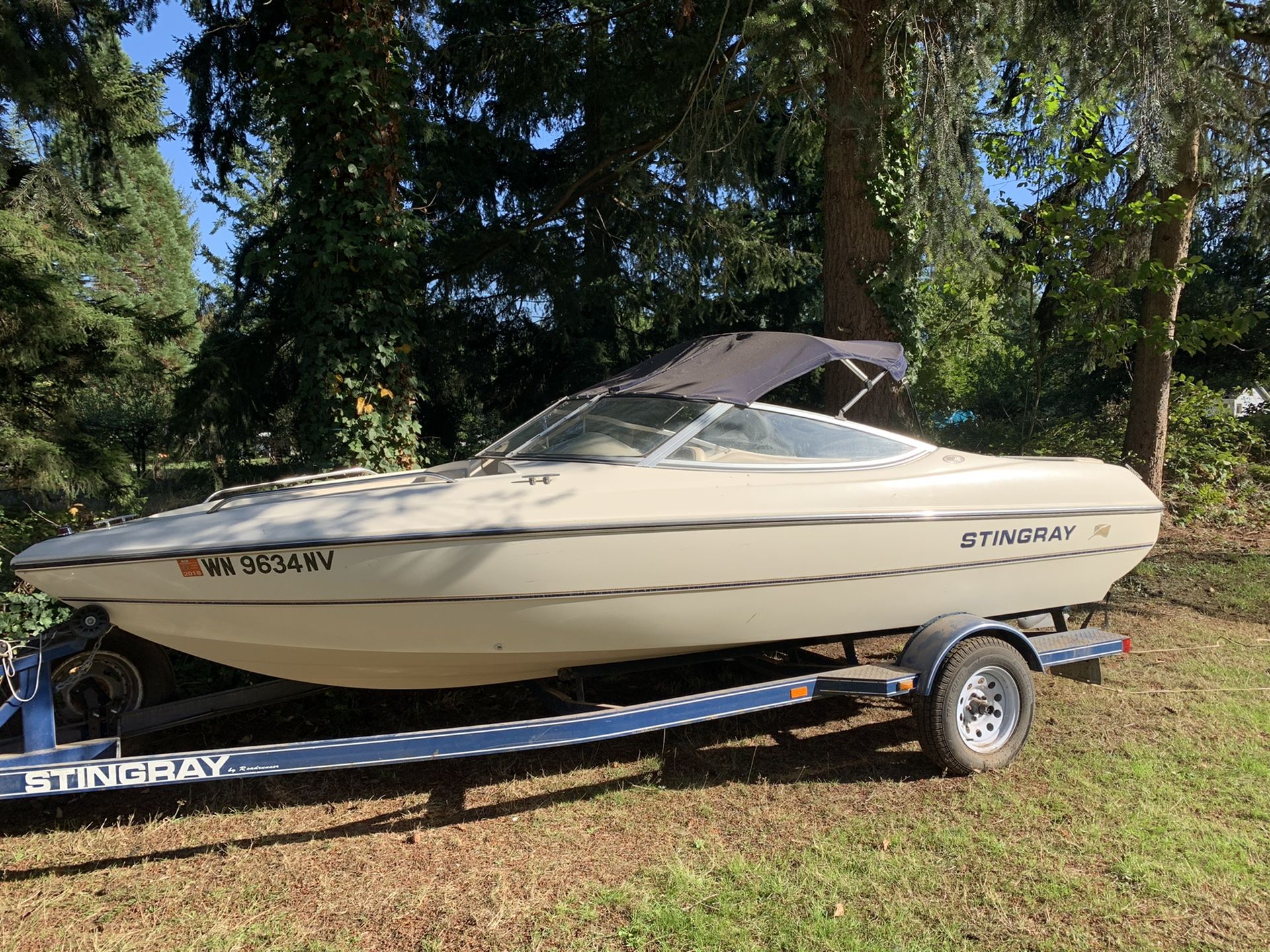 White Stingray boat 2001