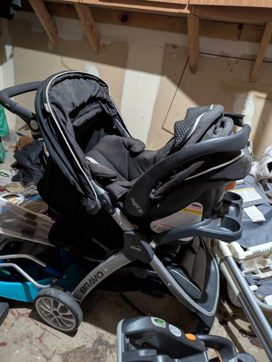 Chicco Bravo Quick Fold Stroller, Car seat, and 2 KeyFit car seat bases