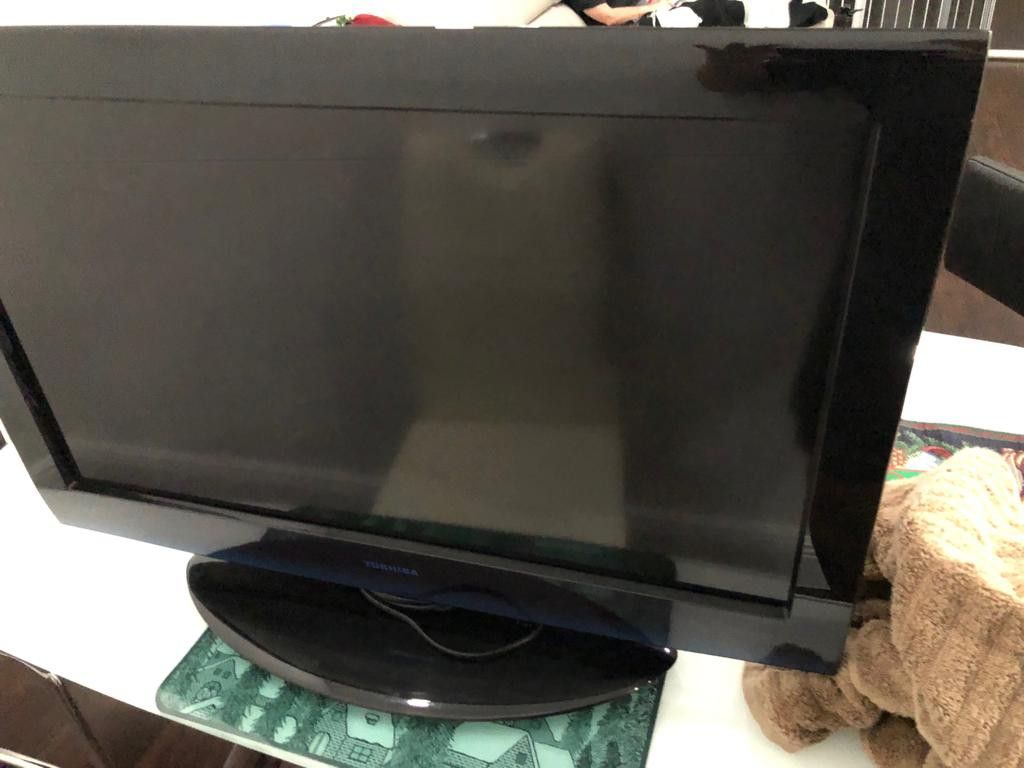 Toshiba TV 32" model 32C100U1