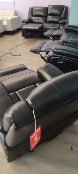 New 2 pc livingroom set with reclining sofa and reclining loveseat on sale now don't miss
