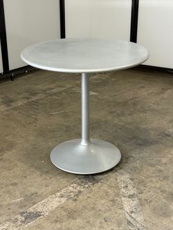 WCI silver metal outdoor table 30"W Round