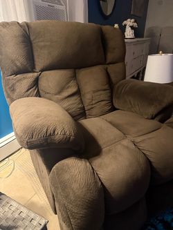 Electric plush Recliner! Like New!