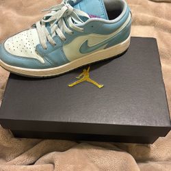Air Jordan 1 Low SE (GS) Size 7y