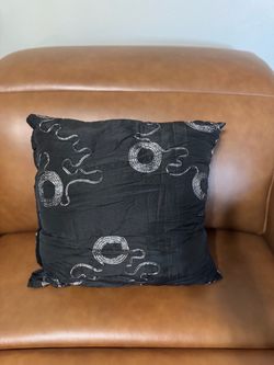 8 Decorative Pillows-Read description