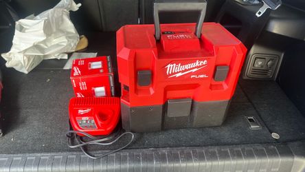 Milwaukee M12 FUEL Wet/Dry Vacuum with Charger