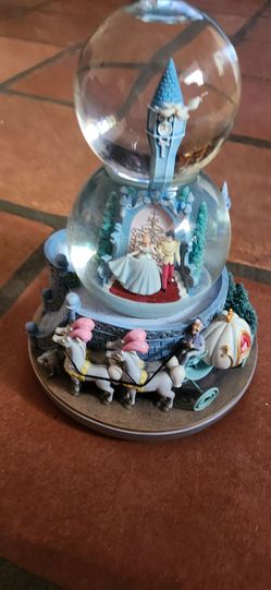 DISNEY Cinderella snowglobe